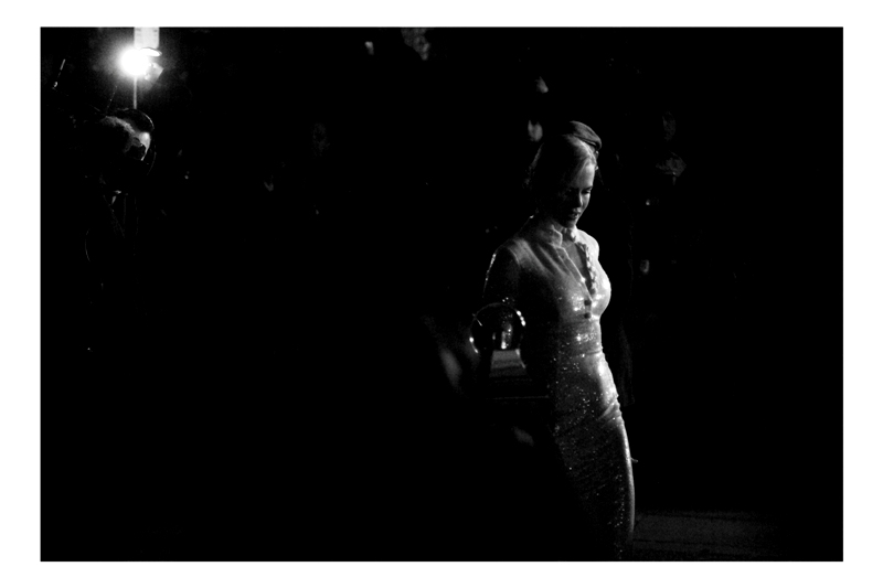 Oh, come ON. Ten THOUSAND paparazzi are standing next to me and not even ONE lets off a flash for this precise shot?