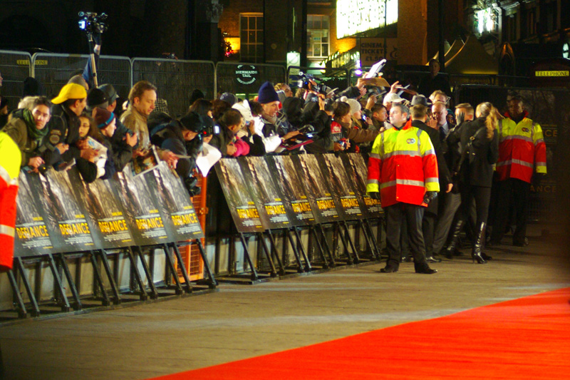 Needless to add... It's a movie premiere in London : do you know where your Yellow Cap Guy is? ... and argh! Mr Daniel Craig's assistant has her hand IN FRONT OF his face for the one shot in the series that was actually pretty sharp!