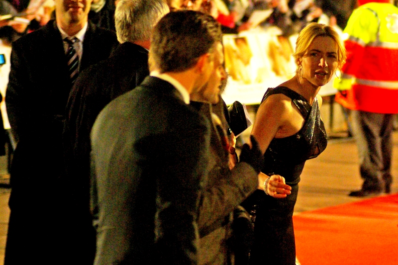 "I do NOT owe you five dollars. It was like 8 yuan and that exchange rate is completely out of date" . Hmmm... Kate Winslet may be right. (I hasten to add that I do not do anything so banal as screaming out a star's name during a premiere. I'm all about capturing them in their environment, not interacting)