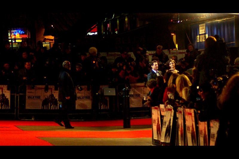It's TomKat!! Albeit from a distance of 40metres, so the shot was next to impossible to take. Reall, I should be fairly happy with it. But just a little bit more zoom wouldn't have gone astray. Their car took them all the way up the red carpet, where he and she posed for the Paps and then he led her inside, returning on his own. I guess she doesn't do autographs?
