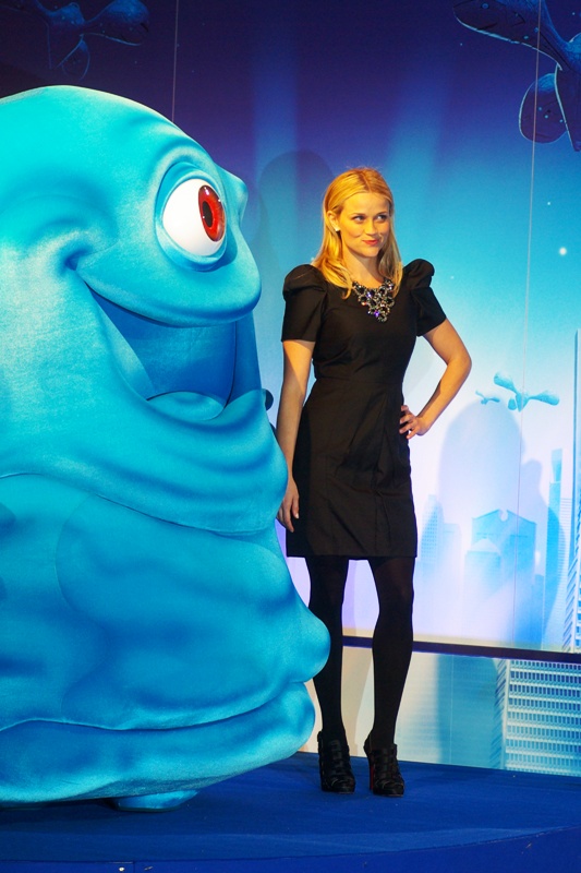(Left) They don't let Maggie Gyllenhall out to many premieres these days... (come on, it raised a half-smile!!)