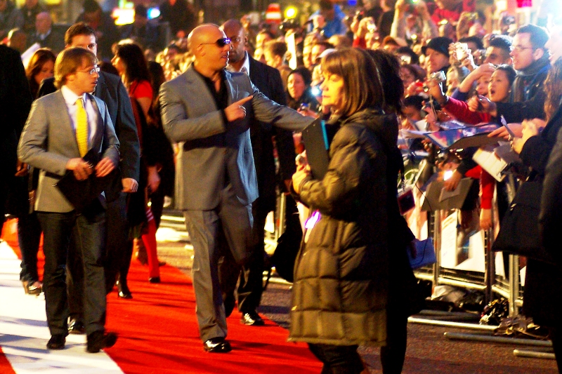 Timestamp : 6:28pm. It's been six minutes already, but Vin Diesel finds time at the end of his busy schedule to sign a few more autographs. Or not, as the case may be.