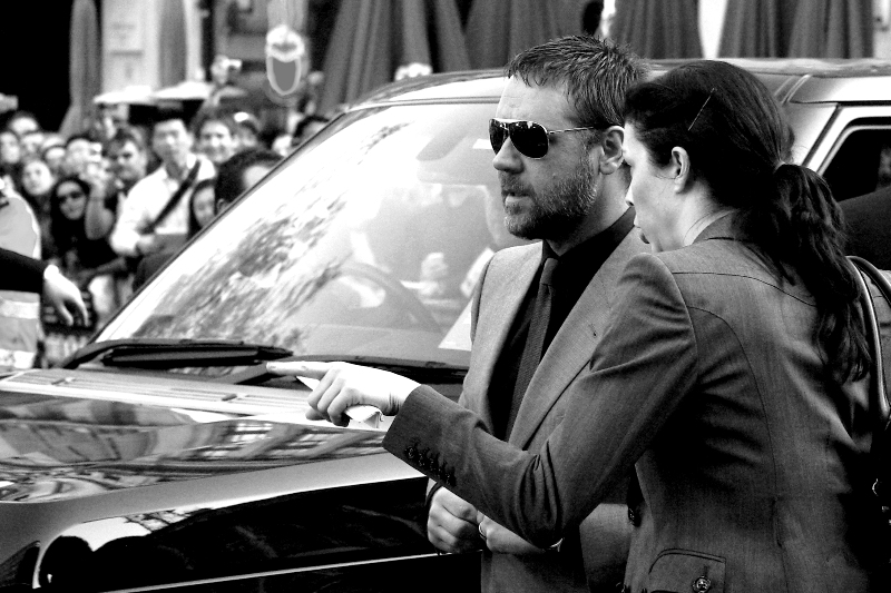 Russell Crowe has one an Oscar, a Golden Globe, a Bafta and a rather implausibly titled 'Actor of our Lifetime' award from Empire Magazine. At most dinnertables that would be freaking massive. But seated at a dinnertable with Dame Helen Mirren, that would be rather underwhelming (his assistant is pointing her out, no doubt...)