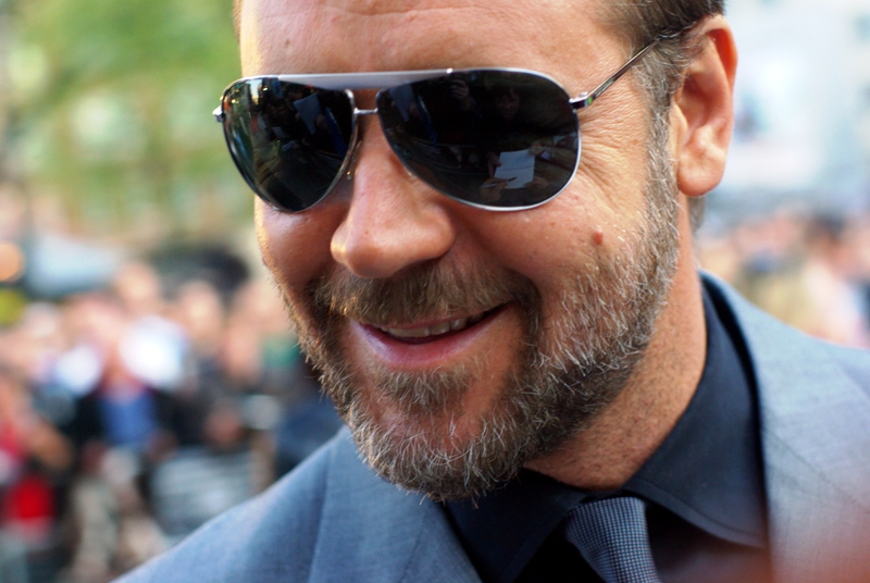 It's Russell Crowe, and he's smiling! (And not because he just punched a guy in the throat!)