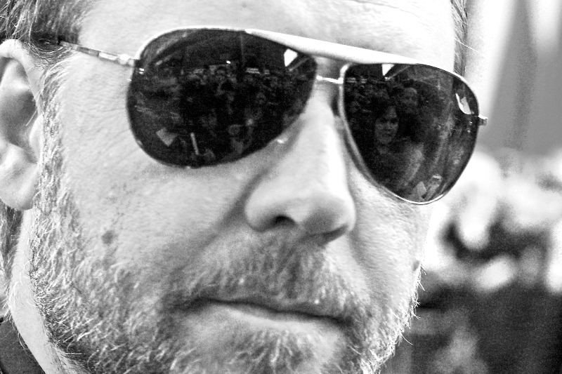 I got this close to Russell Crowe and I still have all my teeth (well... all the ones I started today with). So...all the sports shops hoping for abrisk trade in mouthguards and sporting helmets for this premiere were just profit-mongering on scare tactics. (And he's Aussie once more!)