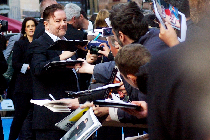It's Ricky Gervais, of The Office and Extras fame! He's the winner of tonight's Award for Person Who Returned to the Crowd Most Often to Sign 'Just One More Autograph' (which is not to say that Ben Stiller or Hank Azaria spat on anyone or kicked babies, mind you...)
