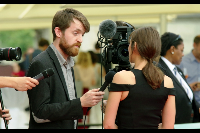 "You really think my shoulder patches complement my hair? Why thank you!". The brothers Dardenne have gone indoors, possibly to check out some of the exhibits on display at Somerset House, while Marion Cotillard flies solo on the red carpet, doing interviews. Her dress is black. That's all for now. (I hope she turns around eventually otherwise this is going to be a pretty sub-par journal even by my standards)
