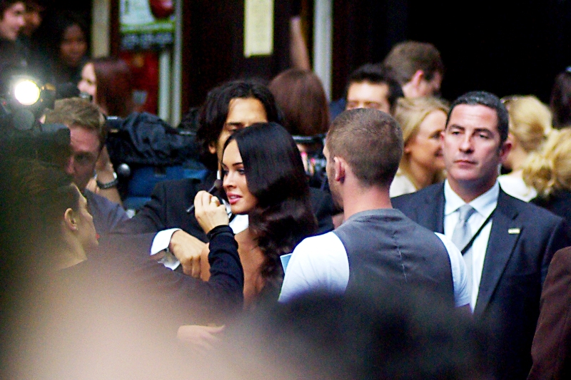 We're about half-way through the premiere and Megan Fox's People find the time to brush her hair and reapply some makeup. I haven't seen that at a premiere before...