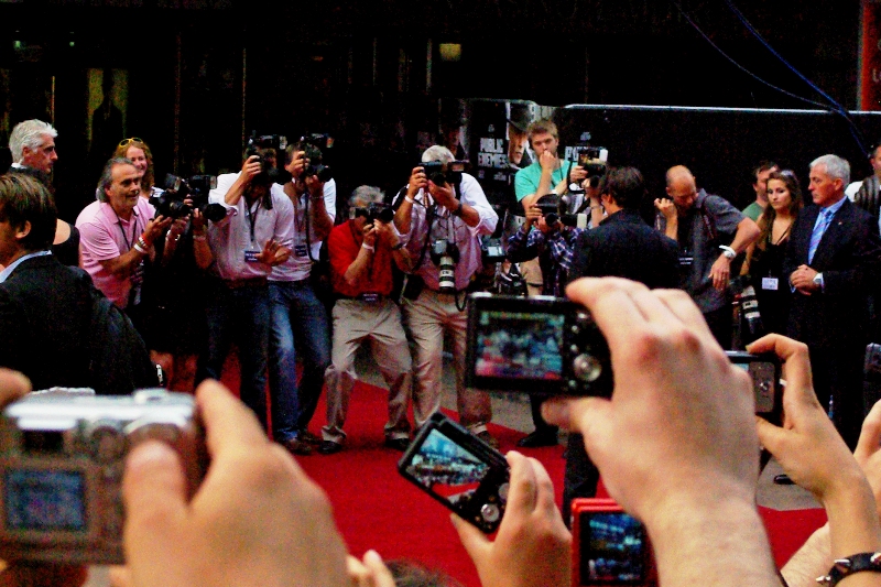Johnny Depp arrived well before everyone else, went straight for the Paps and interviewers and after he was finished he made time for a long session of winding around the large crowd before the other stars had even arrived. Nicely played, sir!