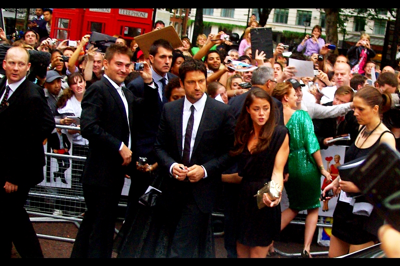 Gerard Butler (300, Rock'n'Rolla) is a fairly cool character at the best of times. And with thousands of women all enthusiastically screaming for and at him, surely this qualifies as The Best of Times.