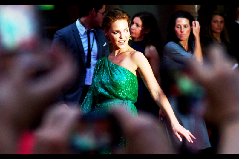 Katherine Heigl shows off her new style of surfing : just standing still. Riding the Earth's rotation. Aw yeah.