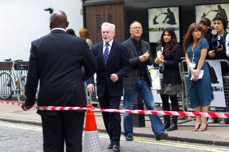 Noted thespian and knight Sir Derek Jacobi. I recognised him from the Royal Premiere of "A Bunch of Amateurs" last year. He's also Senator Gracchus in "Gladiator" (2000). He's also graciously crossing the 'divide' between the Paps and the Red Carpet to sign a couple of autographs. Thank you, kind Sir!