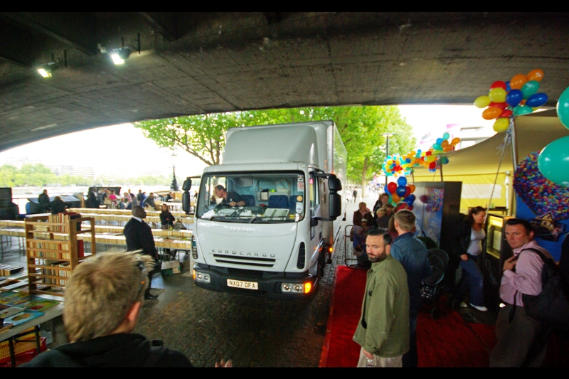 Literally the only premiere ever where the sole vehicle to drive past the red carpet was a truck. This one was large enough that not only did people have to vacate the red carpet, but one of the shelves of the book market stalls opposite nearly got knocked over. (It's so Hollywood really I expected to get urinated upon by Paris Hilton's chihuahua at any point...)
