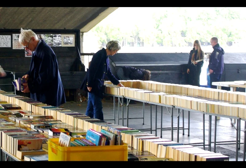 At this stage, photographing people buying books seems a little bit more interesting than a Disney premiere (remember Wall-E? How good that was? They had BEN BURTT out for that!)