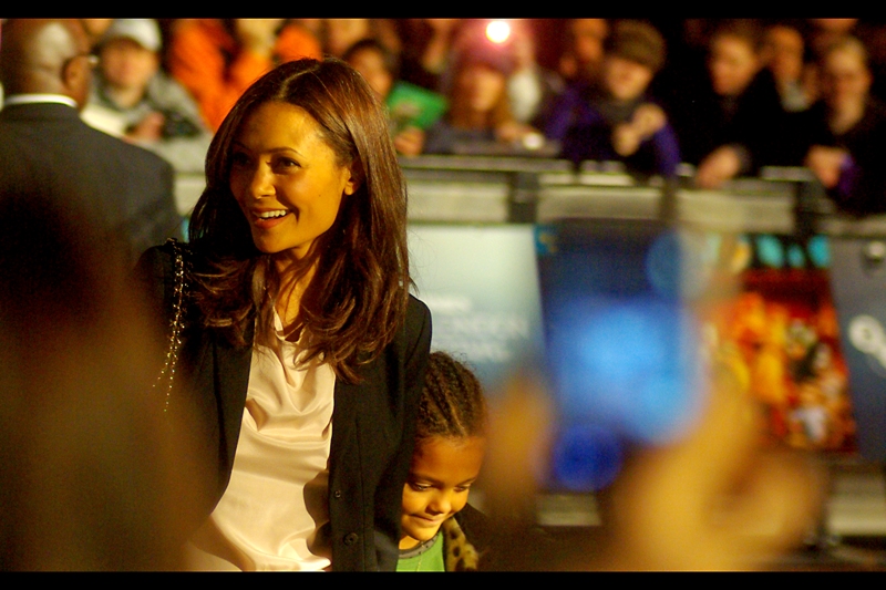 Actress Thandie Newton, whom I snapped at last year's Rock'n'Rolla premiere. Back then, I was unable to determine whether she actually had two eyes as over the course of a whole evening all I photographed were profile-aspect pictures. Newsflash : she's pretty AND has two eyes. (She also appears to have an offspring...)