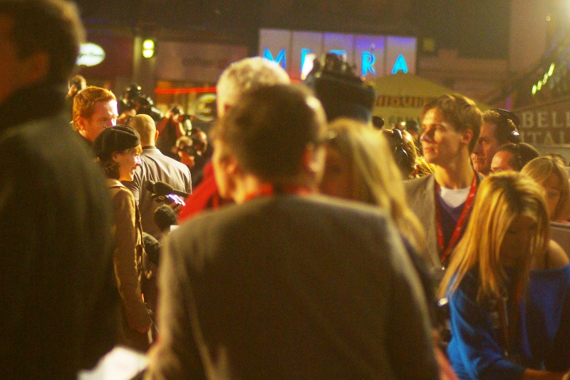 If the lady in the black beret on the left is Susan Sarandon, then (a) that's pretty awesome - I've now photographed (the side of the head of) Susan Sarandon, and (b) How did Susan Sarandon get past me and the rabid column of autograph dealers I'm surrounded by?