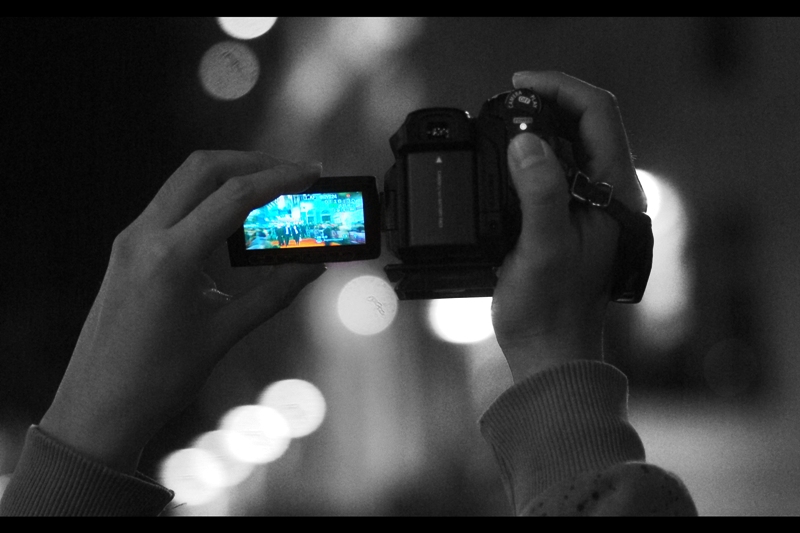 Sometimes you just don't have a direct view of what's going on on the red carpet, no matter how long you've been waiting. Time to get creative, then...