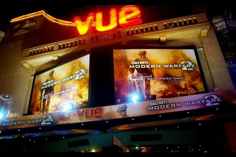 Call of Duty : Modern Warfare2. Apparently computer games now get premieres too. Which is fair enough, since besides being a massive industry, they also use vocal talents of well known actors. But I'll be honest, if there's a carpet, it means I'll try to be there for it..