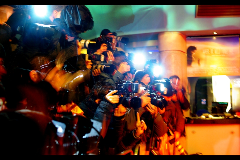 One of the Paps referred to the calibre of tonight's celebrity turnout as _"z-grade"_. (Come on... MAX! RECORDS!) Anyway, here is a photo of the Paps whose job it is to photograph z-grade celebrities with their own brand of gusto.