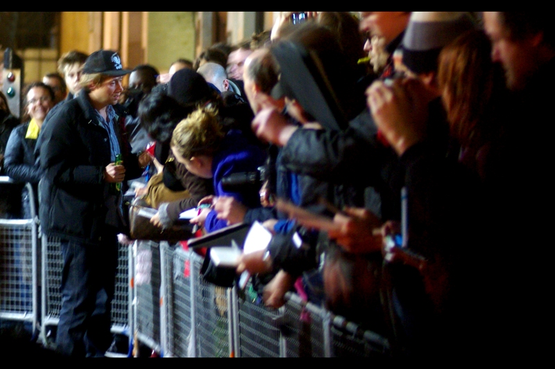 Blur's Damon Alban appears to be getting the crowd to sign autographs for HIM? (Perhaps he's misunderstood how these Premiere things work?)