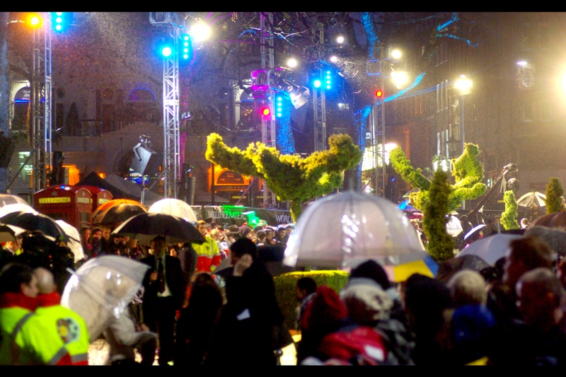 Rain. Mist. Clouds. Crowds. Fog. Umbrellas. Is this how my London premiere career ends? (Answer : no... there's one more premiere after this but it's so small I originally didn't even give it a journal. Plus the premiere of Wall Street 2 Money Never Sleeps" was scheduled for the day I flew back from Stockholm over a month from now... but that never happened. But then... other things did)