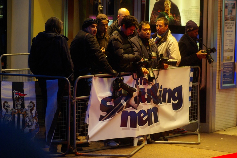" Guys? I'm going to take a read on the vibe of this premiere and say outright : I don't think we should be Shouting Men tonight". An entirely quiet Paparazzi box would be quite a unique development...