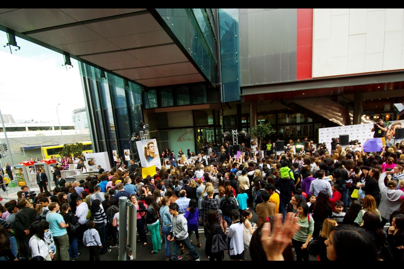 So there's kind of a crowd by this stage, and the security and event co-ordinators have started to imlore people to stay calm and not push too far forward when The Efron arrives. In about another two hours from now. I shoulda brought a flak jacket in case this turns to rioting...