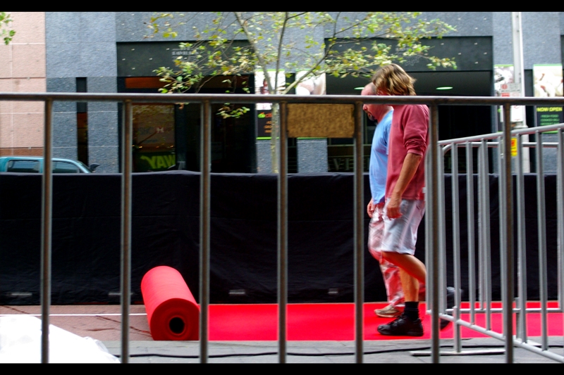 Welcome to Sydney's way of doing a world premiere... kickin' a red carpet down one of George Street's closed-off lanes. (hey, I can't get the grin off my face...)