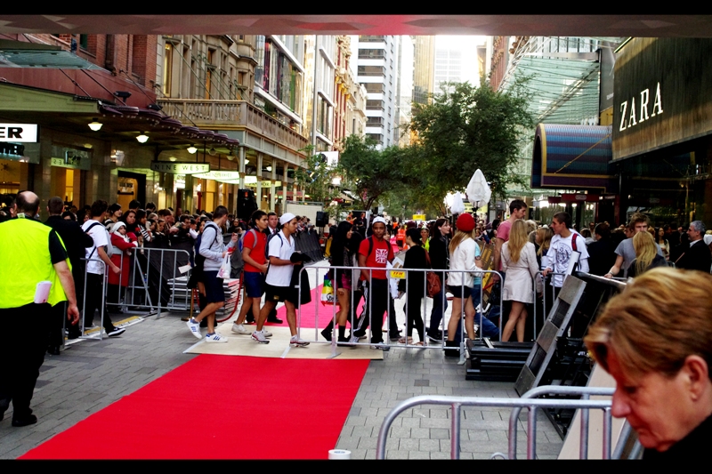 One end of the red carpet. The other end is a block away, and behind and to my left is the State Theatre. Pretty hard to believe Sydney can actually accomplish something quite so ambitious (then again, it's R-Patz. Tens of thousands of teenage girls probably all whined to Sydney council to make it happen...)