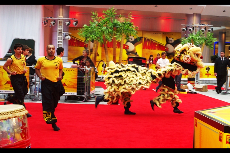 .. At least the dragon made an effort. (Damn you Van Damme - what the hell are you doing right now that's more important than this premiere??)