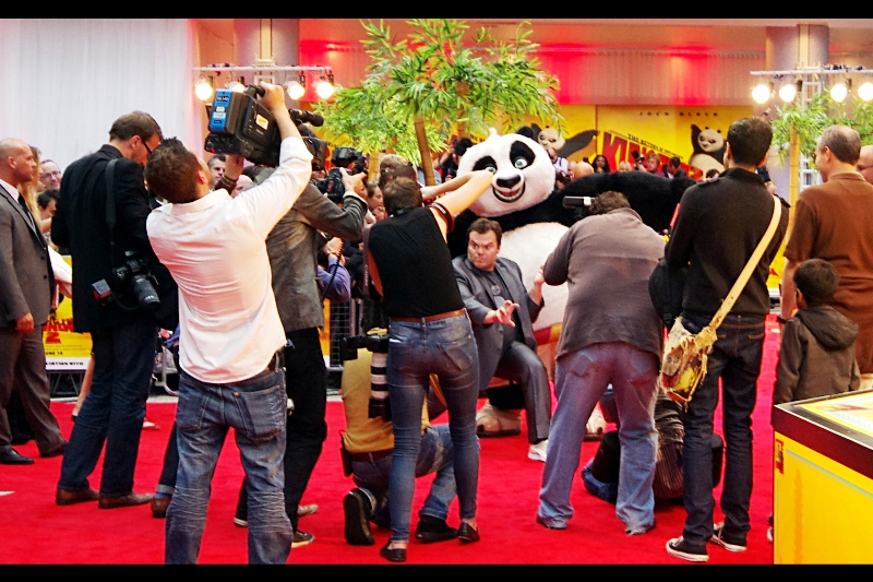 That's a pretty fortuitous parting of the paparazzi, right there....