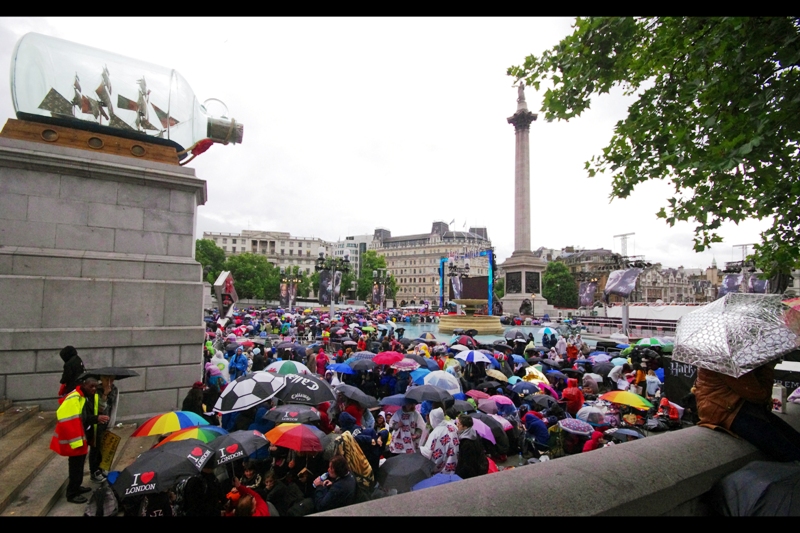 It's now Thursday, and with a mere 24+ hours to go, they've let some of the most 'enthusiastic' fans get into the 'Square itself. Because that's what medical practitioners suggest doing with obsessed people : feed their obsession? (I'm not bitter)