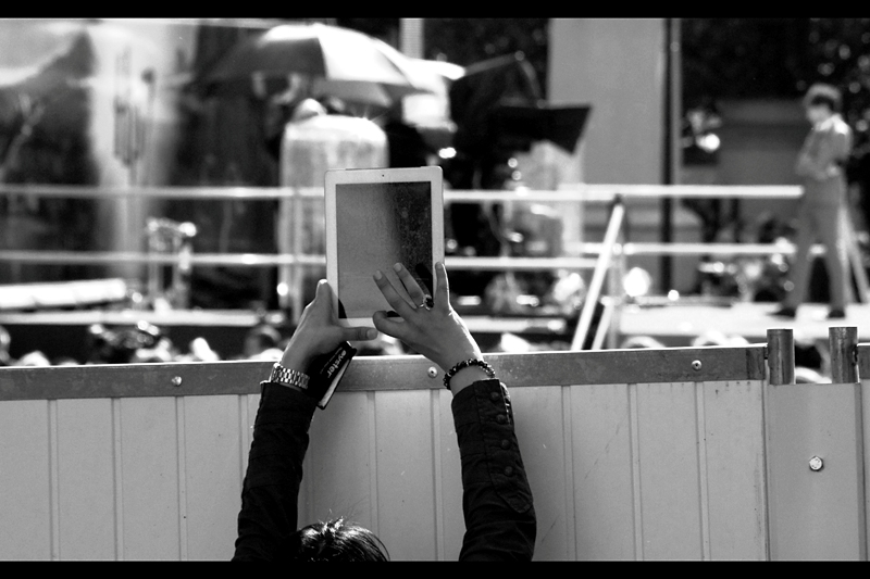 Sigh. I'm torn between my hatred for egomaniacal assholes and my disdain/pity for people who think holding up an iPad for a 50m photo in 2011 is a good idea. I mean, I'm sure in the future you can buy plutonium at every corner drugstore and iPads have Gigapixel sensors, 1000mm optical zooms and satelliite assisted gyroscopic stabilisation, but in the present day they're just a futile nuisance.