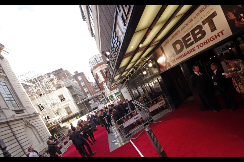 But enough of the pre-emptive excuses. I had a camera, I had a spot in a public pen, and there was a premiere with a carpet. Bring it.