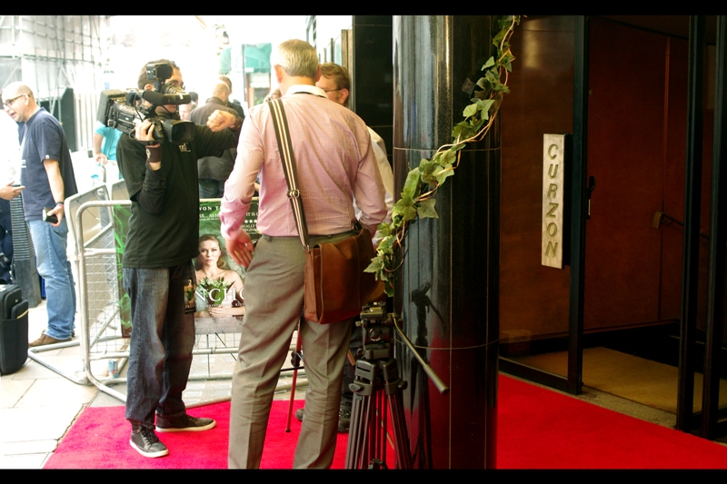 Vine on a pillar. So..... the budget for visual effects at this premiere looks to be through the roof. (My fear is that if we get into a second Global Financial crisis, this vine and one or two cardboard cutouts might be as good as ANY premiere gets!)