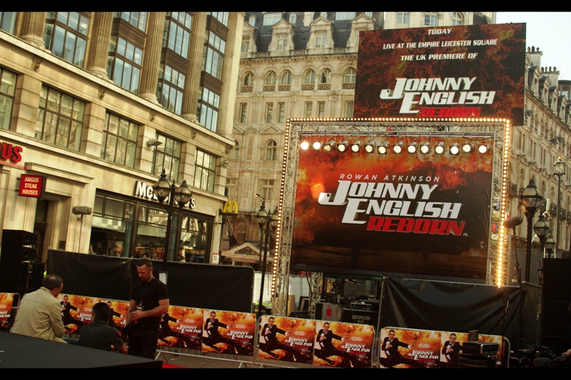 A rare Leicester Square premiere! (The last one was Real Steel ). Yellow Cap-less Guy WAS in attendance, but unaccountably I didn't snap a pic (though I did say hello to the guy) - I elected to grab a more photo-happy location over the autograph-happy location many other people opted for.