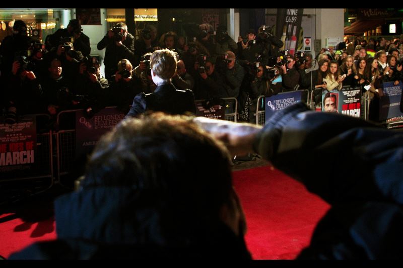 Evan Rachel Wood faces the Papazzi cordon. Between you and me, the story of my life is very much about photography... and my bad luck (as such) with The Ladiez. Awesomely, my attempts at photographing Evan Rachel Wood at this premiere proved to be a neat microcosm / metaphor for this very issue.