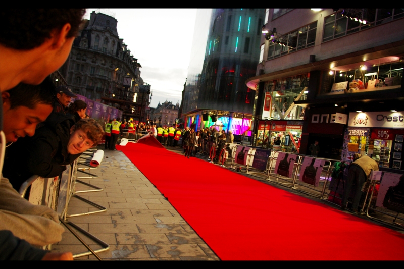 It had rained quite heavily before this premiere (I was having lunch where it was dry)... but the carpet was laid and the crowd was out, and I was loving the possibility of interesting backlighting from the M&Ms store in the distance once the premiere got underway.