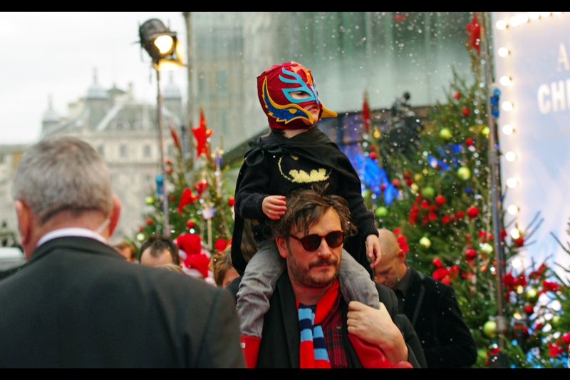 Many people brought their kids to this premiere, usually dressed as small santas, elves and occasionally fairies or with reindeer antlers. This, however random, is a different level of awesomeness entirely!