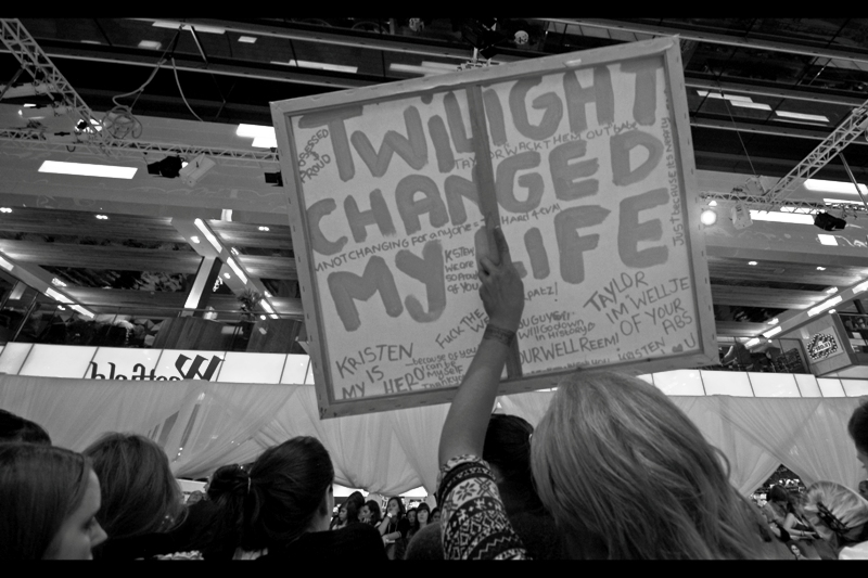 I guess Twilight Changing Your Life also means never having to consider whether waving a giant sign in front of people who have been queueing and waiting for hours makes you an selfish a55hole or not. (That said, she's jealous of Jacob's abs. Fair call... isn't everyone?).