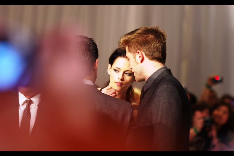 The coolest non-standard Kristen Stewart pose I managed to capture at the event. I do believe she is plotting a heist followed by a murder! Enchanting .... honestly? There's something about Kristen Stewart that I like. Not sure what it is, not sure if it's rational, but whatever. I can't compete with R-Patz...
