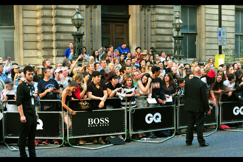 Generic Crowd Excitement Level : Anticipatory (Tom Hiddleston has not yet arrived)