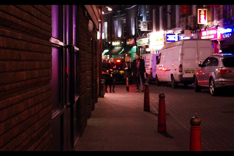 This isn't so much a star arriving at a premiere as it is a guy walking with his family around a back-street on his way to watch a movie. All of a sudden I'm remembering why I never posted this 'non-Premiere'....