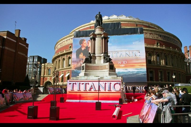Royal Albert Hall, London. As many have observed, nothing James Cameron does is ever done on a small scale. The dude was underwater in the Mariana Trench some 24 hours earlier and flew in from Guam to be here. (This is the smaller part of the premiere - the press and photographers and most of the fans were actually behind and down the stairs behind this view)