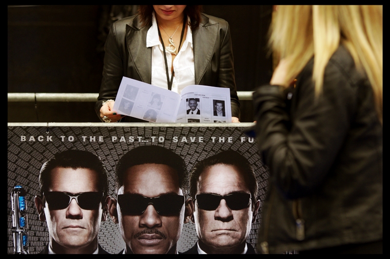 Sadly, we learned very early on in the queueing that Tommy Lee Jones would not be attending. Wow... you mean now I wouldn't even be able to photograph the back of his head? Devastating.