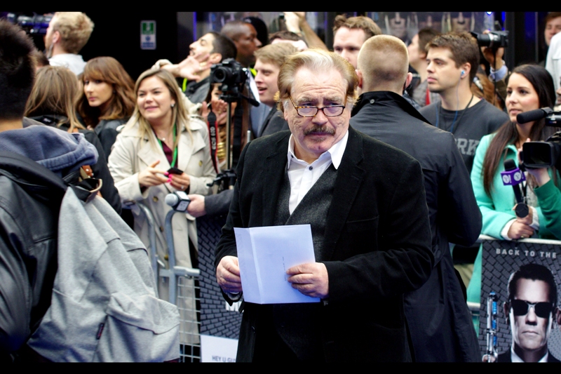 I have no idea who this is, but he caused momentary excitement when everything else was happening on stage or at the interview stations. I just hope it's not Gary Oldman... he can't have filled in that quickly. What if Chris Nolan needs Batman reshoots??