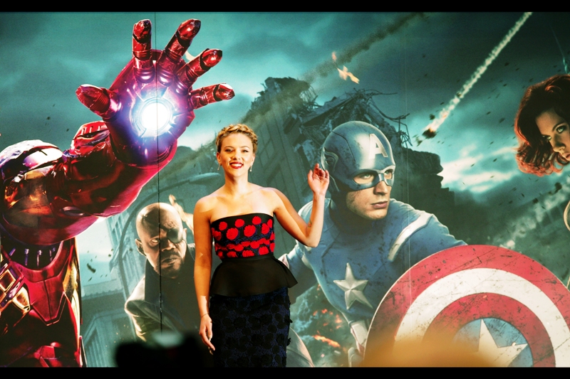 FLASHBACK : Scarlett Johansson and I share a private/public moment at the premiere of The Avengers