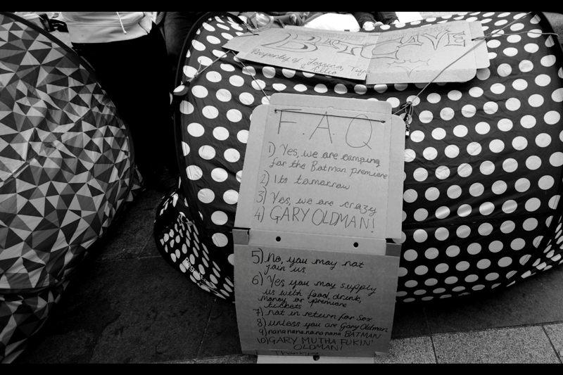When I got my wrist stamp at 7am, some 11 hours before the premiere, the queue was already about 100 people long. Some had camped over night. And were pretty adamant about seeing Gary "Mutha Fukin' "Oldman. (He didn't end up coming.. ouch). I decided to head back to the office. Rather wait 6 hours from 400 people in the queue to 11 hours behind 150.