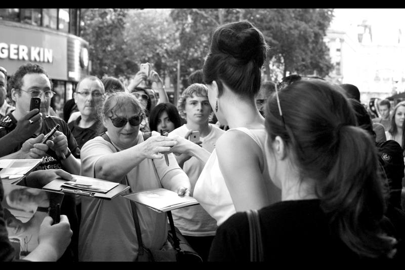 The lovely Michelle Ryan arrives, and, yeah. I can see how an event manager might want to remove two dozen people from INSIDE a cinema to add to the crowd *outside* the cinema that's already mobbing stars as they arrive because there's no barriers because some retarded event manager didn't feel the need. Well done, sir. Bah. In vague theories, some of these people may have showered in the past day, but I'm not putting the percentage at 100%. But who wants to separate civilians from stars, I guess?