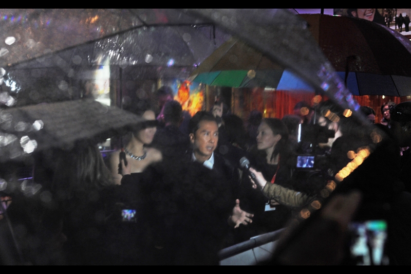 Our stars have now arrived, and you're probably thinking "Dude, what's with the crappy autofocus??" and overall you'd be correct, but in this case I was actually shooting THROUGH a plastic umbrella held aloft by a media crew.